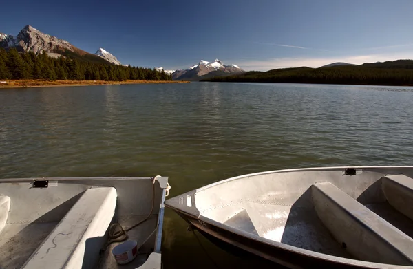 Roeiboten op maligne lake in het nationaal park jasper — Stockfoto