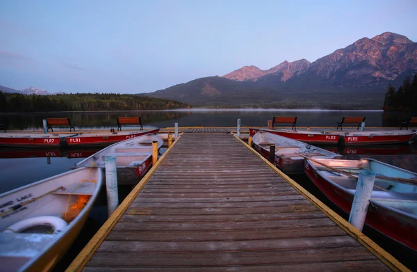 Morning view of Pyramid Lake in Jasper National Park — Stock Photo, Image