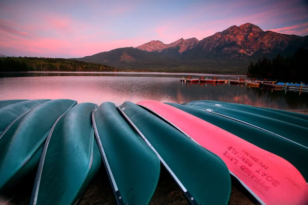 Morning View Pyramid Lake Jasper National Park Canoe — Stock Photo, Image