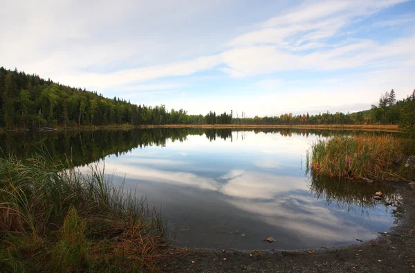 Reflexiones sobre un lago de montaña en Columbia Británica — Foto de Stock