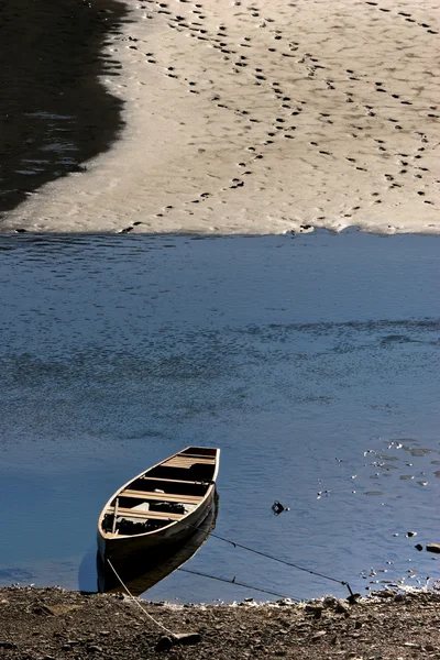 Barco en la orilla del lago Medicina en el Parque Nacional Jasper Alberta — Foto de Stock
