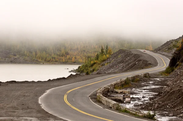 Carretera curva y nubes bajas en Columbia Británica —  Fotos de Stock