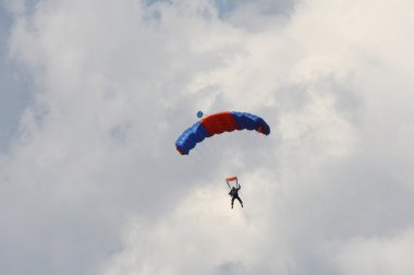 skydiver arazi için geliyor