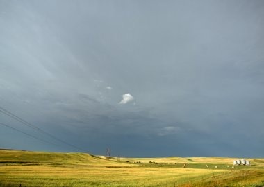 Elektrik hatlarında saskatchewan içinde fırtına bulutları