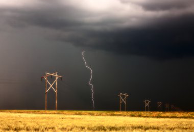 Saskatchewan güç çizgiyi çarpıcı yıldırım