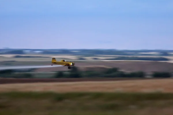 农作物喷洒飞机在萨斯喀彻温 — 图库照片