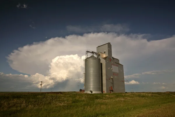 Nuvens de tempestade atrás do terminal de grãos de Saskatchewan — Fotografia de Stock