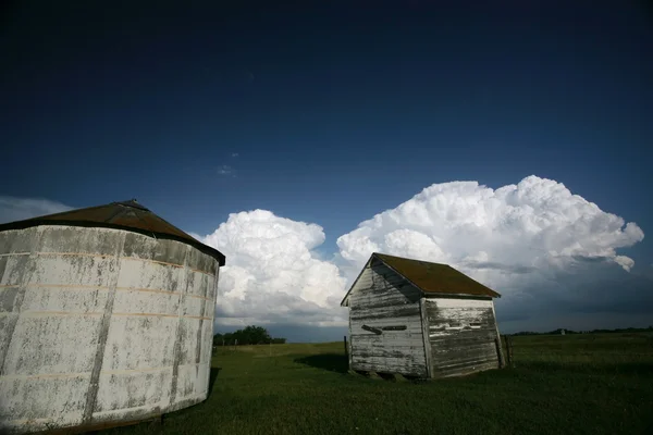 Storm clouds behind old Saskatchewan granaries — Stock Photo, Image