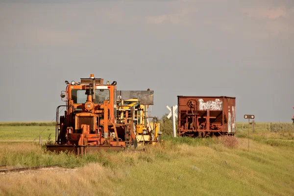 Робочі та рудні вагони припарковані на невикористаних залізничних коліях — стокове фото