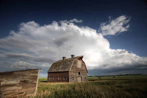 Gewitterwolken über dem Gehöft von Saskatchewan — Stockfoto
