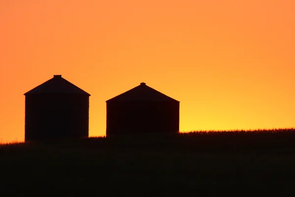 Alacakaranlık ve tahıl ambarı silhouettes — Stok fotoğraf
