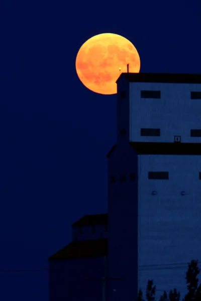 Full Moon Tuxford Grain Elevator — Stock Photo, Image