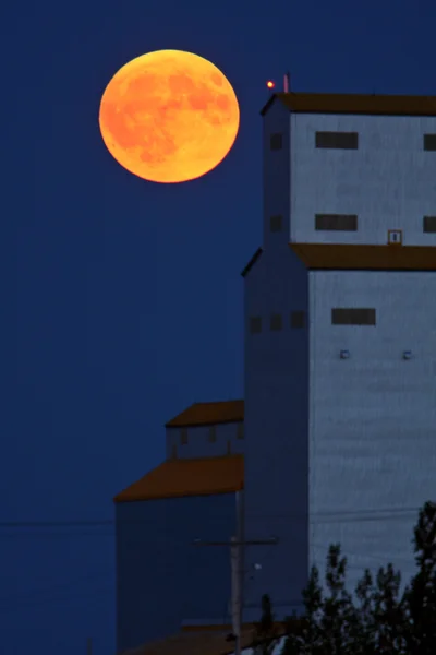 Full moon behind Tuxford grain elevator — Stock Photo, Image