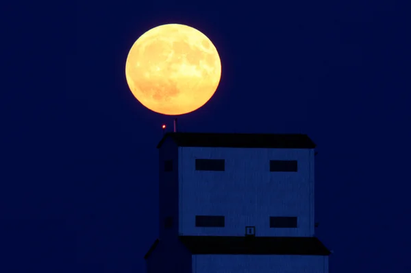 Full Moon Tuxford Grain Elevator — Stock Photo, Image