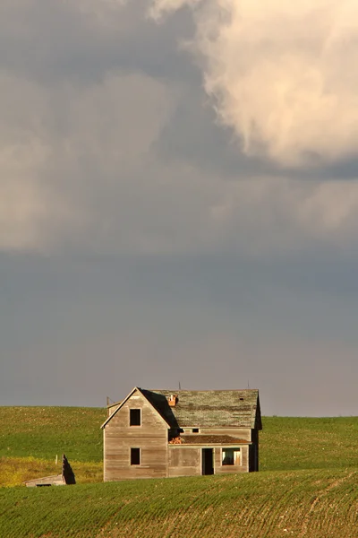 Nubes de tormenta sobre la granja de Saskatchewan —  Fotos de Stock