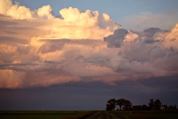 サスカチュワンの上の嵐の雲 — ストック写真