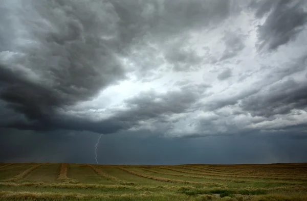Bouřková mračna a blesky v saskatchewan — Stock fotografie