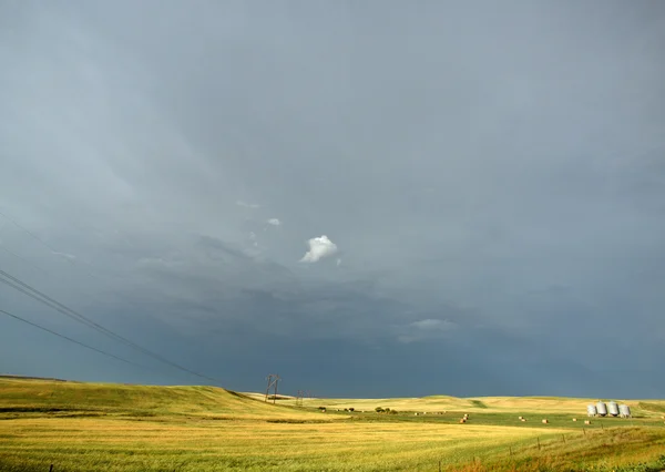 Σύννεφα Πίσω Από Ηλεκτροφόρα Καλώδια Στο Saskatchewan — Φωτογραφία Αρχείου