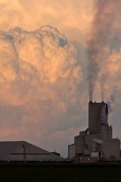 Cumulonimbus clouds behind Saskferco potash plant — Stock Photo, Image