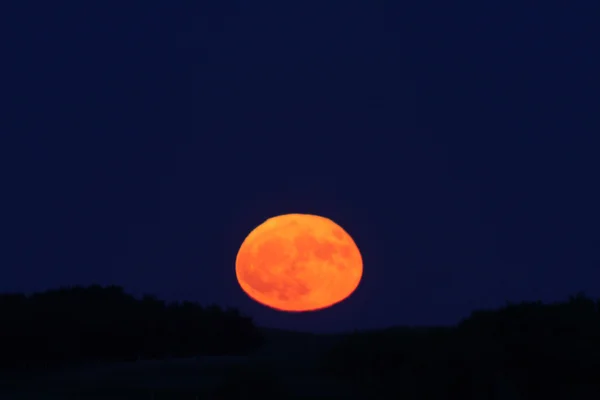 Full moon rising over hills — Stock Photo, Image