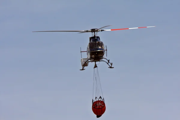 Hubschrauber Mit Löschwasser — Stockfoto