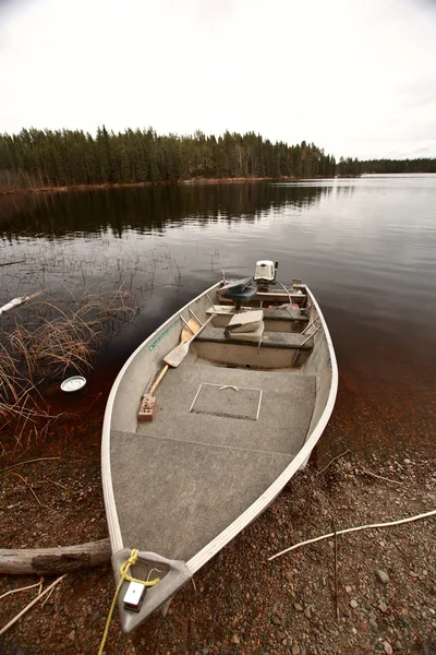 Beached Motor Boat Northern Manitoba Lake — Stock Photo, Image
