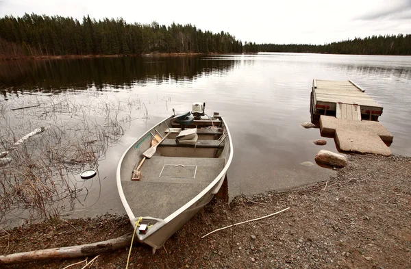 Barca Motore Spiaggiata Sul Lago Manitoba Settentrionale — Foto Stock