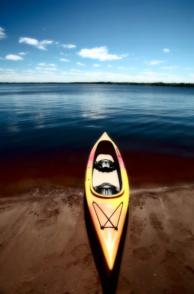 Kayak at waters edge on Lake Winnipeg — Stock Photo, Image