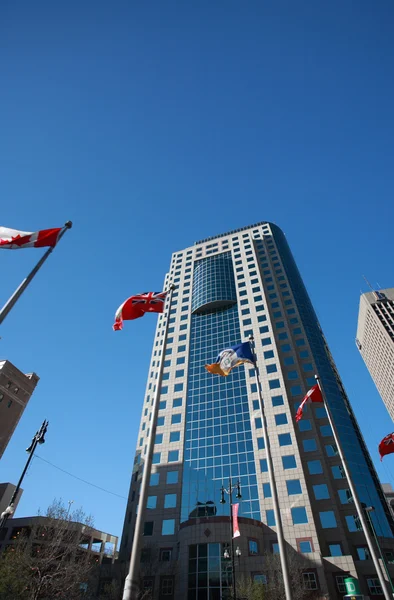 Postes de bandera frente a nuevo edificio en el centro de Winnipeg — Foto de Stock