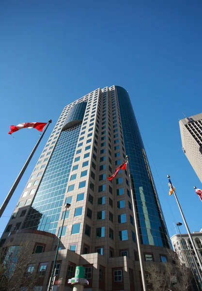 Postes de bandera frente a nuevo edificio en el centro de Winnipeg —  Fotos de Stock