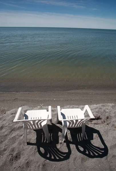沿着海滩的温尼伯湖草坪椅子 — 图库照片