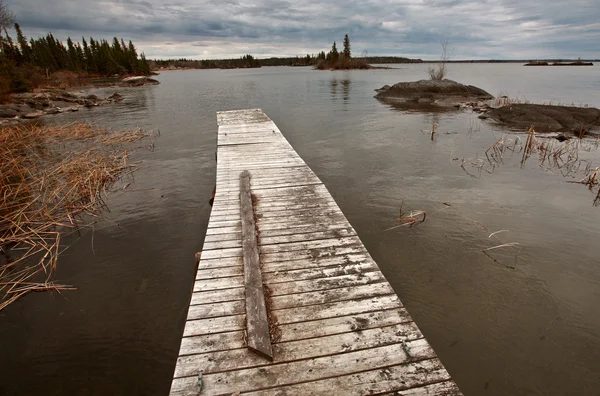 Doca no Lago Reed no norte de Manitoba — Fotografia de Stock