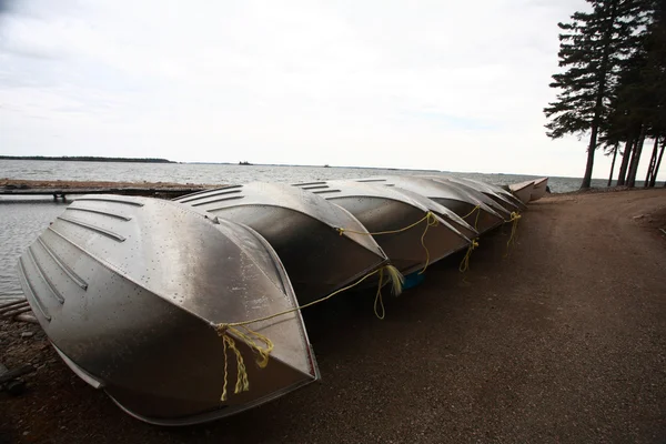 Пристикований риболовля човен трава озеро посадки — стокове фото