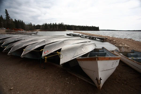 Dokkolt csónak leszállás gyógynövény-tó — Stock Fotó