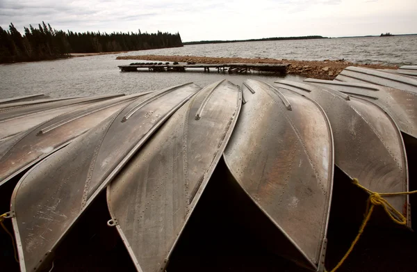 Пристикований риболовля човен трава озеро посадки — стокове фото