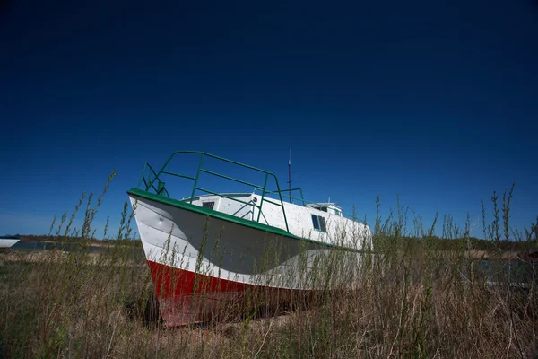Bateau de pêche échoué près de Riverton Manitoba — Photo
