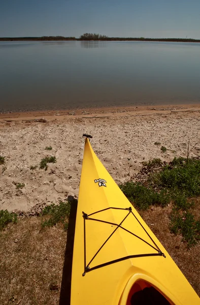 在温尼伯湖海滩上划皮艇 — 图库照片