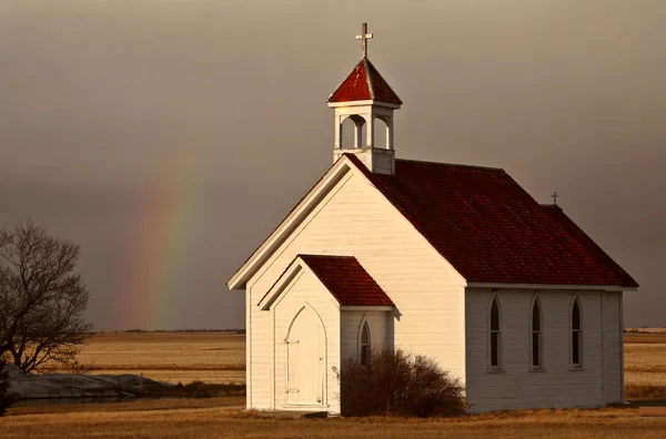 在圣天鸽座教堂后面的彩虹 — 图库照片