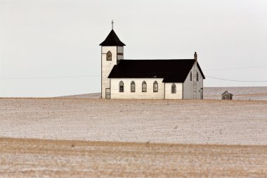 Yalnız ülke kilise karda prairies kaplı