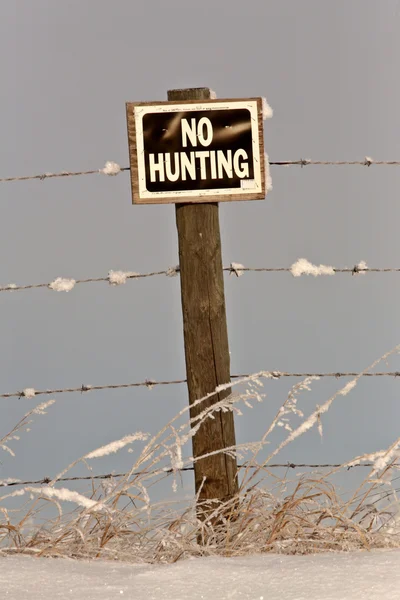 Kein Jagdschild bei frostbedecktem Zaun — Stockfoto