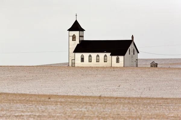 Chiesa di campagna solitaria su praterie innevate — Foto Stock