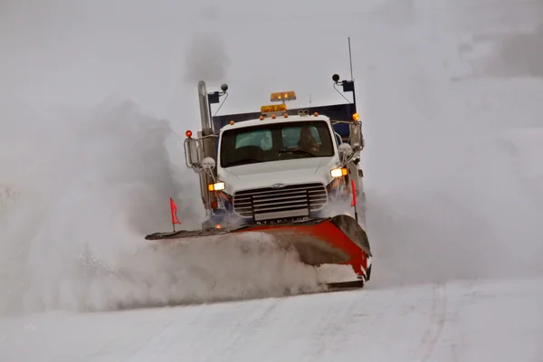 Lastbil clearing snö utanför country road — Stockfoto