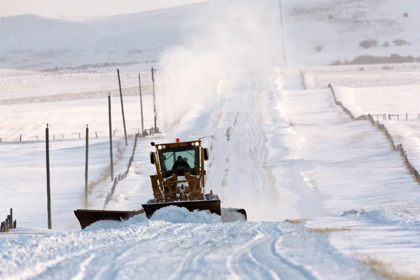 Väghyvel clearing snö utanför country road — Stockfoto