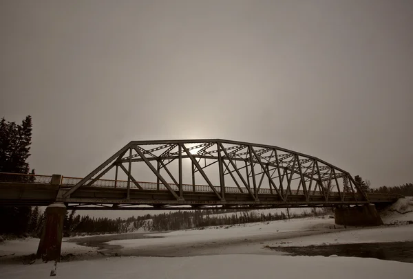 Kışın açık su üzerinde köprü — Stok fotoğraf