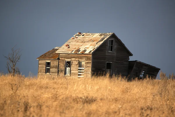 Заброшенный фермерский дом в прериях — стоковое фото