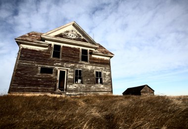 Terk edilmiş eski çiftlik evi