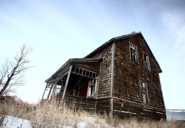 Kış aylarında eski çiftlik evi terk