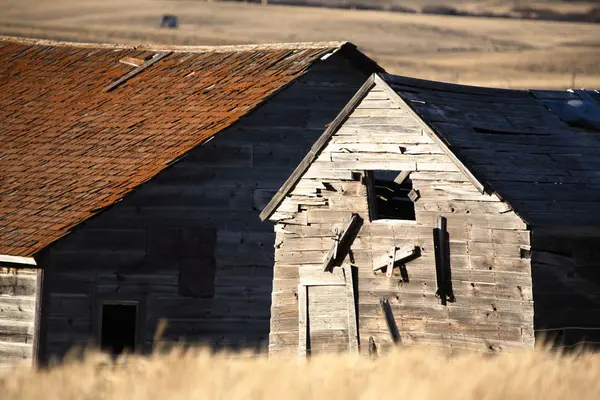 Antigos edifícios agrícolas na pradaria — Fotografia de Stock