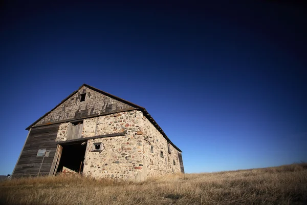 大草原の上の古い納屋 — ストック写真
