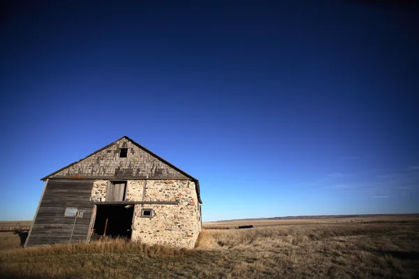 大草原の老朽化した納屋 — ストック写真